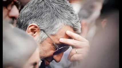 نگاهی به مراسم ختم مادر پژمان جمشیدی در ایران / حضور لاله اسکندری،پیمان قاسم‌خانی، مستانه مهاجر و ... و چهره تکیده و شکسته بازیگر همیشه خندان ....