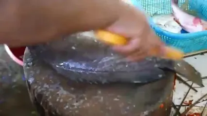 غذای خیابانی در مالزی؛ تهیه خوراک با لابستر و ماهی در کوالالامپور