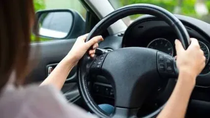 لحظه برخورد راننده زن با ۹ خودرو و سقوط از ارتفاع