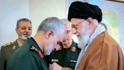 یادی کنیم از ماجرای انگشتری که رهبر معظم انقلاب به حاج قاسم سلیمانی اهدا کردند؛ چقدر عزیز بوده و عظمت داشته اون انگشتر که سردار دل‌ها اینطور مواظبش بوده