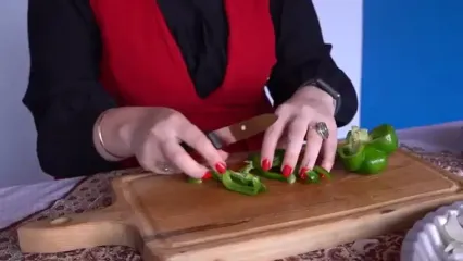 غذای روستایی در ایران؛ پخت خوراک مرغ با قارچ و پنیر در روستا