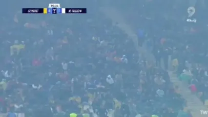 تماشاگران سپاهان در میان دود و سم