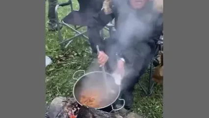 سفر در زمان؛ «باران» سریال آوای باران در حال پخت غذا در جنگل؛ سال 1400