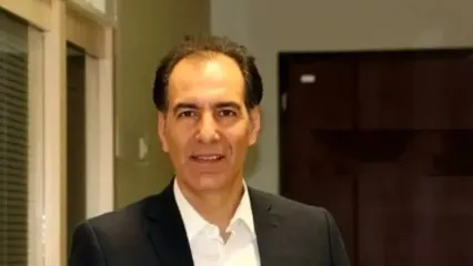 نگاهی به سلیقه همسر بهنام تشکر در چیدمان خانه مشترکشان/ از شلوغ کردن فضای اطراف ناهاخوری با لوازم دکوری تا مبلمان قدیمی و استفاده از لوستر ژاپنی در ورودی خانه