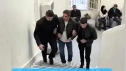 دستگیری منوچهر هادی در پله‌های یک مرکز / آقای کارگردان از رفتار این دو مرد هیکلی عاصی شد!/ ولی قرار نبود آخرش اینجوری بشه