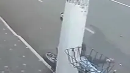 فیلم تصادف مرگبار موتورسوار با تیربرق