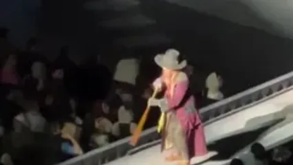 ببینید؛ هوتن شکیبا در تئاتر «الیور توییست» از ازدواج با یکی از تماشاگران منصرف شد!