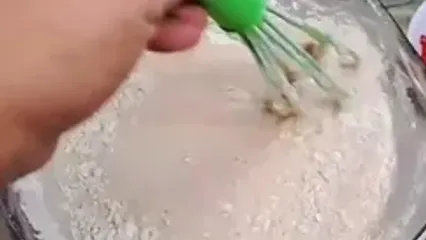 فیلم طرز تهیه نون پیتزایی حرفه‌ای با سوسیس و پنیر پیتزا