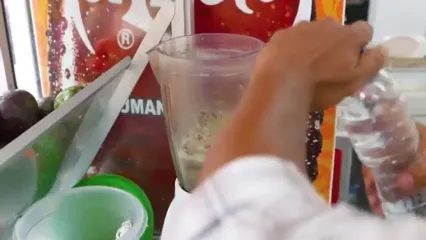 غذای خیابانی در اندونزی؛ تهیه یخ در بهشت آووکادو در جاکارتا