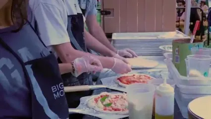 غذای خیابانی در آمریکا؛ تهیه پیتزا پپرونی و مارگاریتا در نیویورک