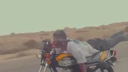 فیلم حرکات نمایشی مرگبار نوجوان موتورسوار / با سرعت 120 کیلومتر در جاده حرکت می کند