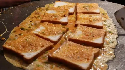 غذای خیابانی در هند؛ پخت املت با تخم مرغ و نان تست در دهلی نو