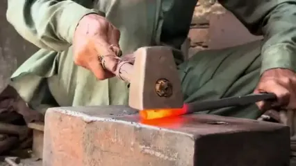 مراحل تولید قیچی آهن‌بر از طریق بازیافت فنرهای قدیمی خودرو در پاکستان