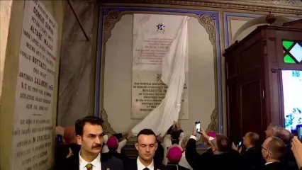 دردسر پاپ برای رونمایی از لوح یادبود در ترکیه