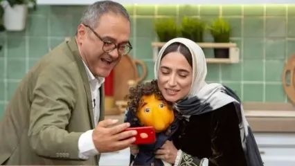 نگاهی به چیدمان لوکس و عهد عتیقه خانه رامبد جوان با سلیقه نگار جواهریان / از پذیرایی کم نور با مبلمانی قدیمی و طرحی عتیقه تا آشپزخانه‌ای بزرگ با یخچال ساید بای‌ ساید و جزیره‌ی خوش‌رنگ ...