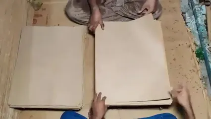 فرآیند تولید انبوه جعبه پیتزا در کارگاهی در پاکستان