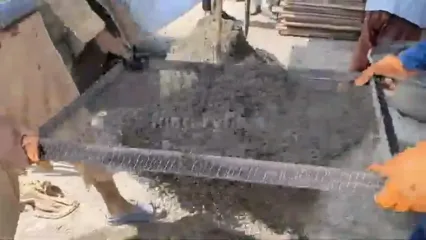 مراحل تولید انبوه بلوک های سیمانی در کارگاهی در پاکستان