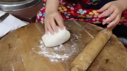 غذای روستایی در ایران؛ پخت نان سنتی با خرمالوی تازه