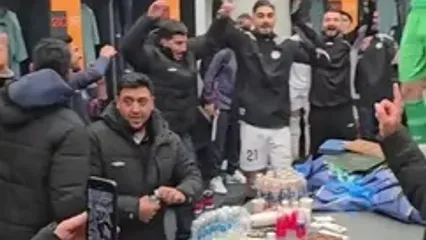 جشن و شادی شاگردان تارتار در رختکن قلعه‌حسن‌خان