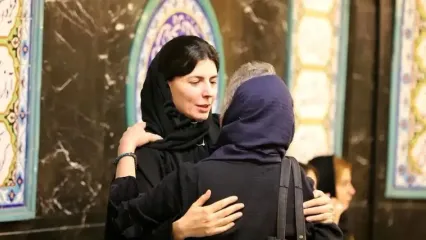 عرض تسلیت و دلگرمی دادن بازیگران و هنرمندان به لیلا حاتمی در مراسم ختم مادرش؛ پارسا پیروزفر، هانیه توسلی، نوید پورفرج، رحیم بامداد خمار، علی شادمان و...