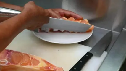 غذای خیابانی در تایلند؛ برش زدن گربه ماهی و تهیه دو نوع غذا با آن در بانکوک