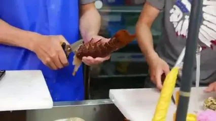 غذای خیابانی در ژاپن؛ تهیه ساشیمی با لابستر، صدف، ماهی تن و ماهی بادکنکی سمی در اوکیناوا