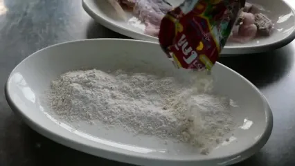 غذای خیابانی در تایلند؛ پخت باراماندی با ماهی سی بس در بانکوک