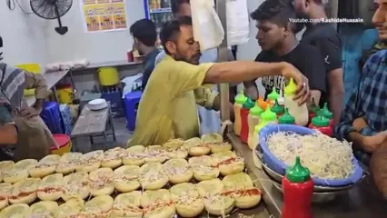 غذای خیابانی در پاکستان؛ پخت ساندویچ برگر با تخم مرغ در کراچی