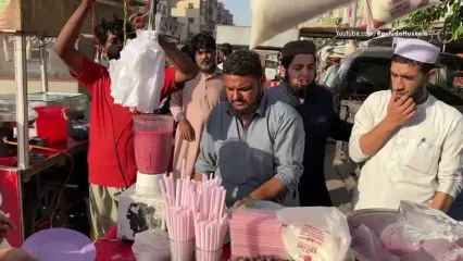غذای خیابانی در پاکستان؛ تهیه آب فالسا در کراچی