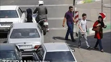 بنر اعتراضی عجیب روی پراید به مناسبت روز دانشجو!