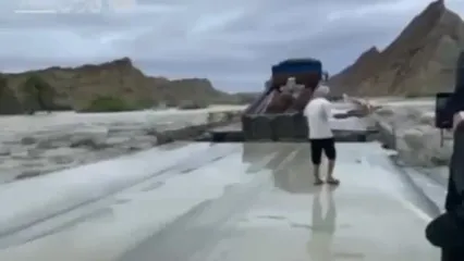 فیلم لحظه فروریختن پل و بلعیده شدن کامیون سنگین در سیل هرمزگان