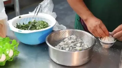 غذای خیابانی در تایوان؛ تهیه یک غذای سنتی با صدف، تخم مرغ و پیازچه در تایپه