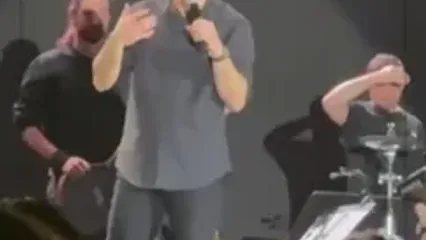 واکنش محسن یگانه به نشان دادن پرچم بحرین در کنسرتش