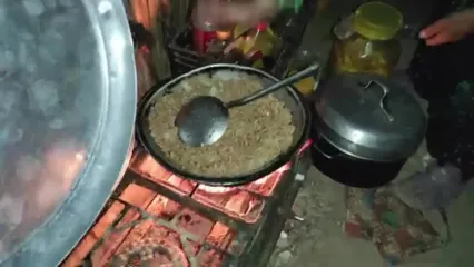 غذای روستایی در ایران؛ پخت ماکارونی با ته دیگ سیب زمینی توسط یک بانوی عشایر