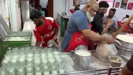 غذای خیابانی در پاکستان؛ تهیه نوشیدنی محبوب و سنتی لاسی با ماست در کراچی