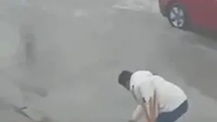 سقوط دختر جوان در گودال آب وسط خیابان!