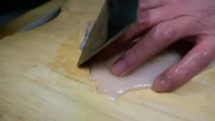 غذای خیابانی در آمریکا؛ پخت یک غذای خاص با ماهی مرکب، فلفل دلمه ای و خیار در نیویورک