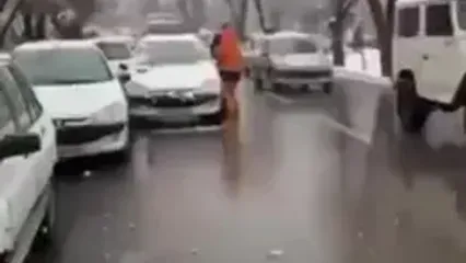 برف‌بازی پاکبان و رهگذران در اصفهان!