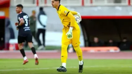 تقلب عجیب و ناشیانه بازیکن پرسپولیس به پیام نیازمند