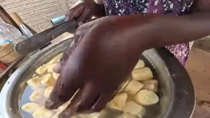 غذای روستایی در کنیا؛ پخت یک غذای خاص با گوشت گاو و موز