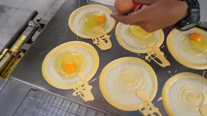 غذای خیابانی در تایلند؛ تهیه محبوب ترین پنکیک تخم مرغ در بانکوک