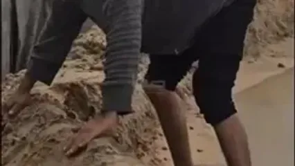 تلاش مردم غزه برای جلوگیری از غرق شدن چادرهایشان