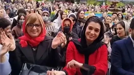 رقص مازندرانی الیکا عبدالرزاقی در جشنواره آشپزی دوآب رامسر ..و/ با آهنگ مازنی نتونست آروم بشینه زد زیر رقص و آواز بین مردم .../ الیکا عبدالرزاقی هرجا باشه بساط شادی به راهه ...