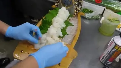 غذای خیابانی در ژاپن؛ برش لابستر رنگین کمانی و تهیه 3 نوع غذا با آن در اوکیناوا