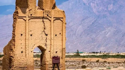 دروازه فرافر یادگار ایساتیس در دل کویر یزد