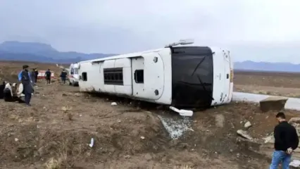 تصادف مرگبار 2 اتوبوس مسافر بری در جاده بم _ زاهدان 14 کشته و زخمی بر جا گذاشت