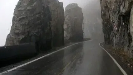 لحظه تصادف پژو پارس به‌خاطر لیز بودن جاده چالوس