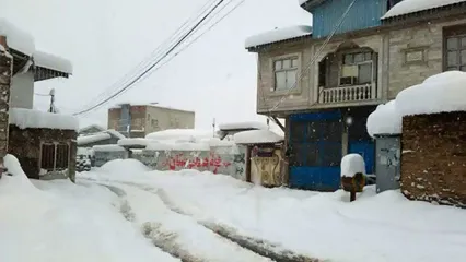 شادی یک هموطن از برف سنگین لرزنه سوادکوه