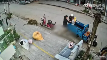 سقوط 2 باره کودک از پشت خودرو سواری