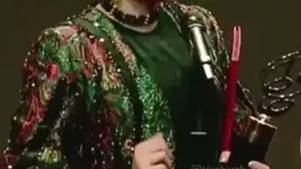 لحظه جایزه گرفتن بهنوش طباطبایی از دستان جواد عزتی در جشن حافظ